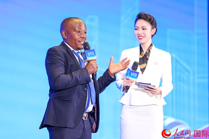 來自烏干達坎帕拉—恩德培機場高速公路項目的赫爾曼（左）被評為中國交建共建“一帶一路”最美外籍建設者之一。人民網記者 趙益普攝