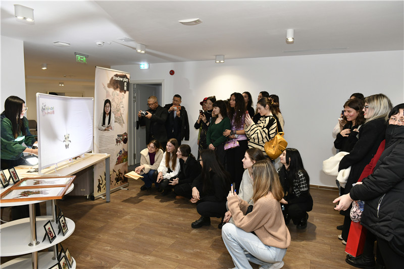 圖為觀眾欣賞帶有“你好中國”標識的皮影展示。 布加勒斯特中國文化中心供圖。