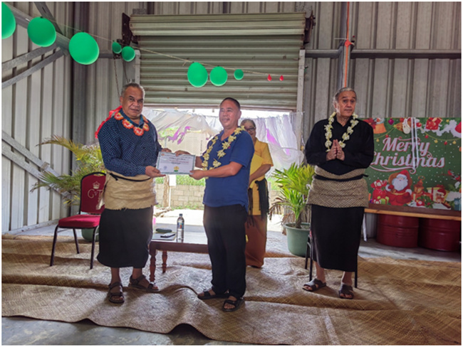 湯加農(nóng)林食品部部長(zhǎng)佛赫為唐匯勇組長(zhǎng)頒發(fā)獎(jiǎng)狀和獎(jiǎng)金。援湯加第六期農(nóng)業(yè)技術(shù)援助項(xiàng)目組供圖