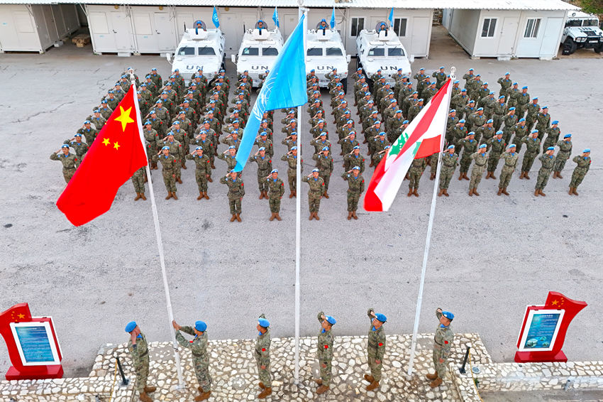 1月1日，中國第22批赴黎巴嫩維和官兵們舉行升旗儀式。胡光明攝