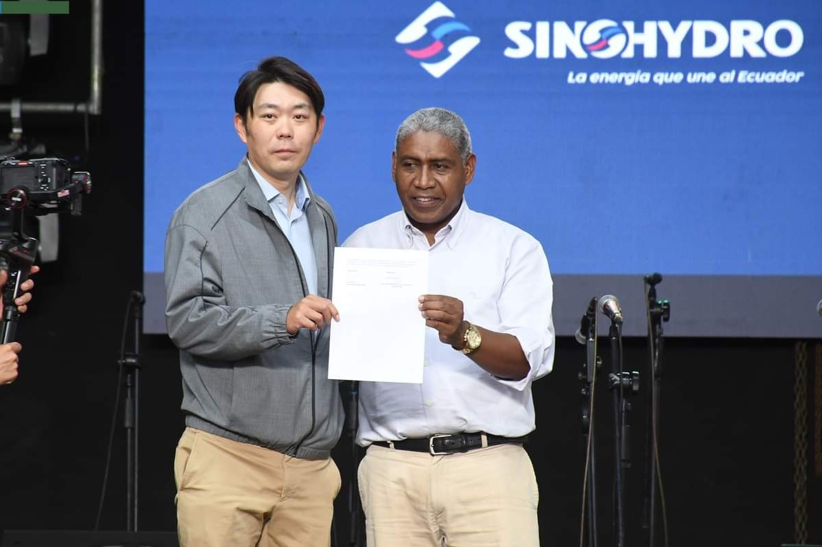 中國(guó)電建厄瓜多爾國(guó)別代表白納（左）代表中國(guó)電建向厄瓜多爾埃爾查科市康復(fù)中心捐贈(zèng)了一批康復(fù)器材，埃爾查科市市長(zhǎng)奧斯卡·德拉克魯斯·卡瓦蒂霍（右）對(duì)中國(guó)企業(yè)的善舉表示感謝。中國(guó)電建厄瓜多爾代表處供圖