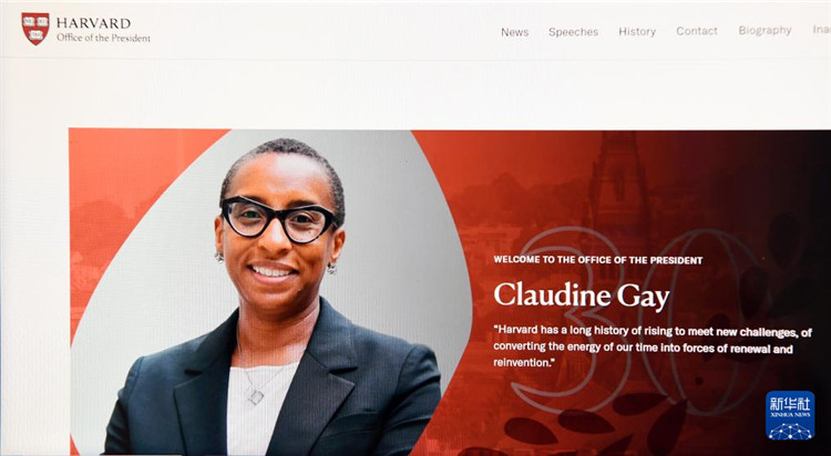美國(guó)媒體1月2日?qǐng)?bào)道，哈佛大學(xué)校長(zhǎng)蓋伊宣布辭職。這是1月2日拍攝的有蓋伊照片的哈佛大學(xué)官網(wǎng)校長(zhǎng)辦公室頁(yè)面。新華社記者李睿 攝