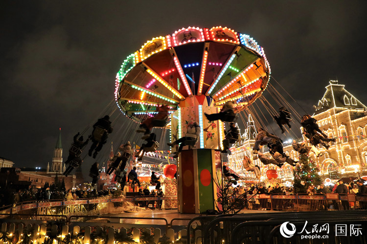 位于莫斯科紅場中央的“古姆”新年集市。人民網(wǎng)記者 隋鑫攝