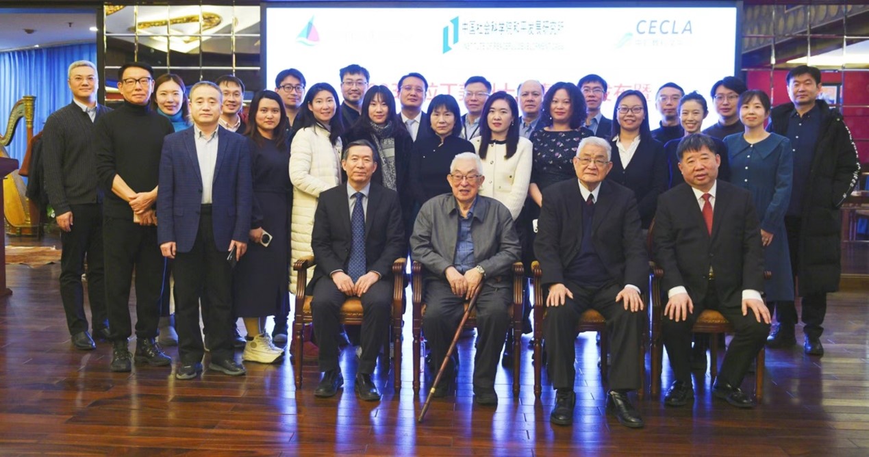 與會(huì)專家學(xué)者舉行合影。主辦方供圖