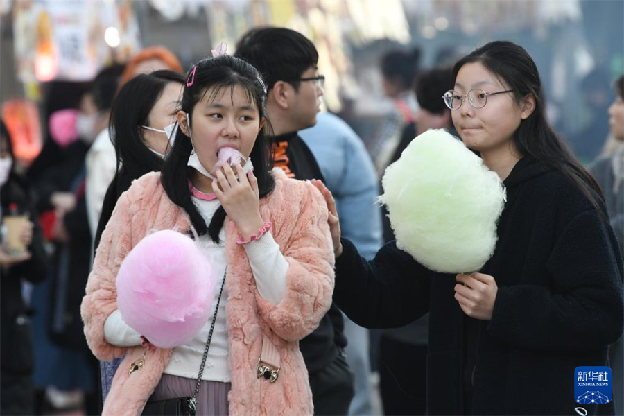 1月5日，在日本名古屋市第18屆“名古屋中國(guó)春節(jié)祭”上，游客品嘗棉花糖。新華社記者 岳晨星 攝