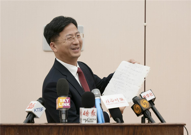 張建敏總領事向媒體展示領區(qū)小學生來信。中國駐舊金山總領館供圖