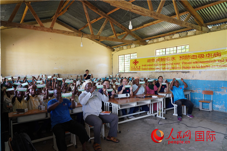 中國專家組走進(jìn)姆坦噶尼小學(xué)開展血吸蟲病防治健康教育。人民網(wǎng)記者 黃煒鑫攝