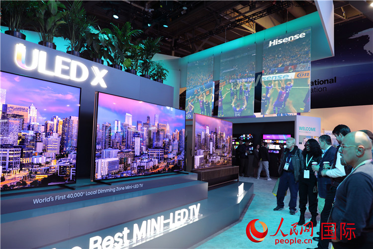 在2024年美國消費(fèi)電子展上，人們駐足觀看中國企業(yè)海信推出的ULED X系列電視110UX，該產(chǎn)品獲得“2024年美國消費(fèi)電子展創(chuàng)新獎(jiǎng)”。人民網(wǎng)記者 李志偉攝