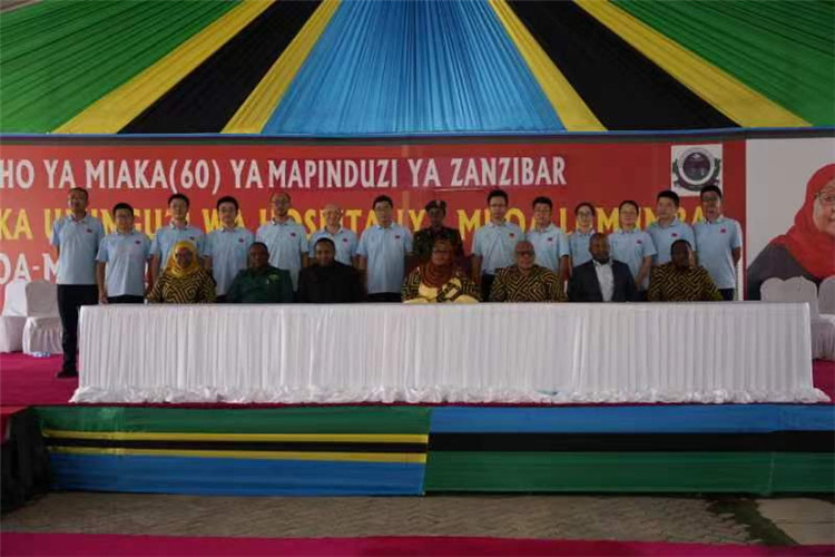 坦桑尼亞政要與中國(guó)醫(yī)療隊(duì)合影。中國(guó)（江蘇）第33期援桑給巴爾醫(yī)療隊(duì)供圖