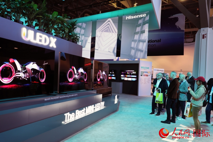海信在此次展會上推出ULED X系列電視110UX，是全球首臺4萬+分區(qū)MiniLED電視，斬獲2024年美國消費電子展創(chuàng)新獎。人民網(wǎng)記者 李志偉攝