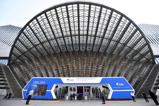 2023年10月30日，參會嘉賓步入長沙國際會議中心。當(dāng)日，以“全球發(fā)展 共享安全”為主題的博鰲亞洲論壇全球經(jīng)濟(jì)發(fā)展與安全論壇第二屆大會在湖南長沙開幕。新華社記者 陳振海 攝