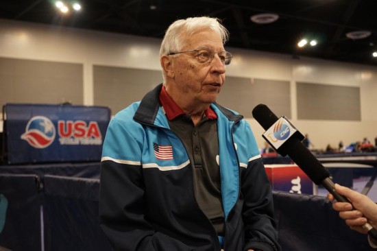 2023年12月16日，中美“乒乓外交”親歷者戴爾·斯威里斯在2023年美國乒乓球公開賽老年組比賽間隙接受新華社記者專訪。