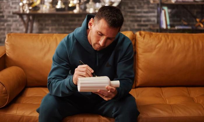 2023年10月，赤水河酒曬出的梅西為赤水河酒酒瓶簽名照片。 截圖自