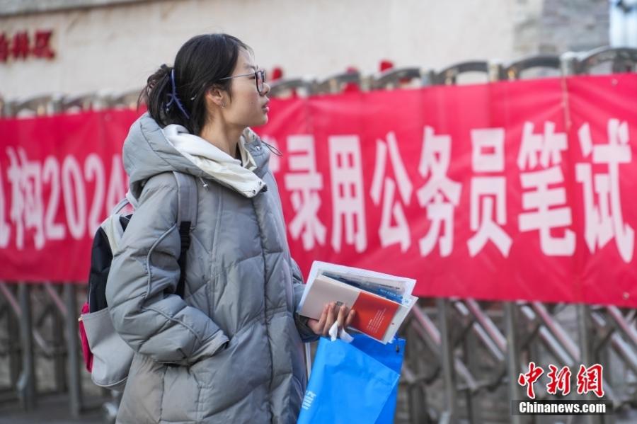 2023年11月26日，山西省太原市，考生步入考場(chǎng)。當(dāng)日，中央機(jī)關(guān)及其直屬機(jī)構(gòu)2024年度考試錄用公務(wù)員公共科目筆試舉行。<a target='_blank' href='/'><p  align=