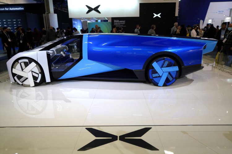 1月11日，人們?cè)诿绹?guó)拉斯維加斯消費(fèi)電子展小鵬公司展臺(tái)觀看電動(dòng)飛行汽車Aeroht。新華社記者吳曉凌攝