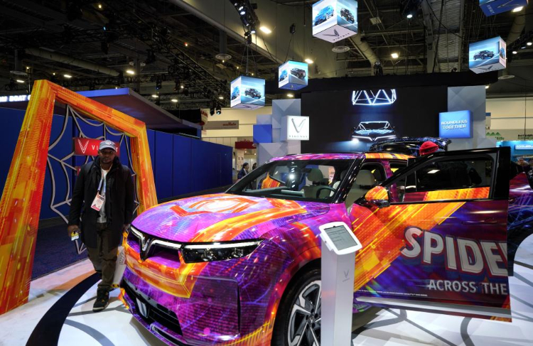 1月11日，人們?cè)诿绹?guó)拉斯維加斯消費(fèi)電子展越南電動(dòng)汽車制造商VinFast展臺(tái)參觀。新華社記者吳曉凌攝