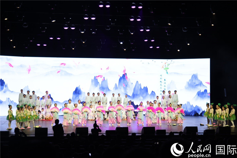 《四季詩(shī)韻》童聲詩(shī)朗誦表演。人民網(wǎng)記者 任皓宇攝