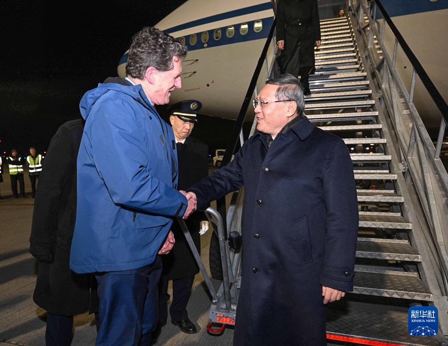 當(dāng)?shù)貢r(shí)間1月16日晚，應(yīng)愛(ài)爾蘭總理瓦拉德卡邀請(qǐng)，國(guó)務(wù)院總理李強(qiáng)乘包機(jī)抵達(dá)都柏林國(guó)際機(jī)場(chǎng)，開(kāi)始對(duì)愛(ài)爾蘭進(jìn)行正式訪問(wèn)。愛(ài)爾蘭環(huán)境、氣候與通訊部長(zhǎng)兼交通部長(zhǎng)瑞安等到機(jī)場(chǎng)迎接。新華社記者 饒愛(ài)民 攝