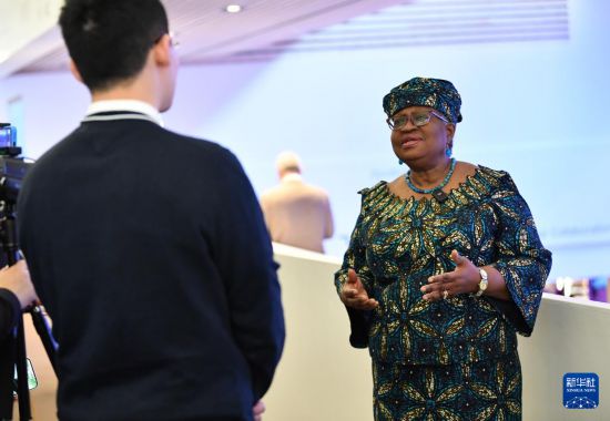 1月18日，世界貿(mào)易組織總干事伊維拉在瑞士達(dá)沃斯舉行的世界經(jīng)濟(jì)論壇2024年年會(huì)期間接受新華社記者專訪。新華社記者 連漪 攝