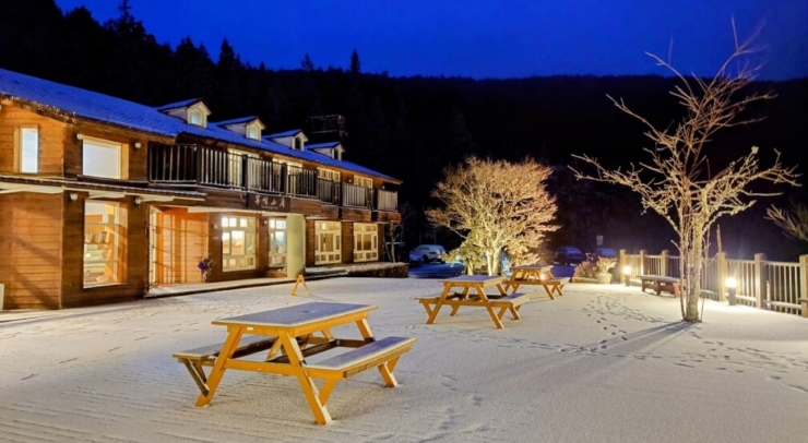 位在宜蘭縣內(nèi)的太平山森林游樂區(qū)23日凌晨開始下雪，園區(qū)翠峰山屋前一片雪白。圖片來源：臺(tái)灣“中央社”。