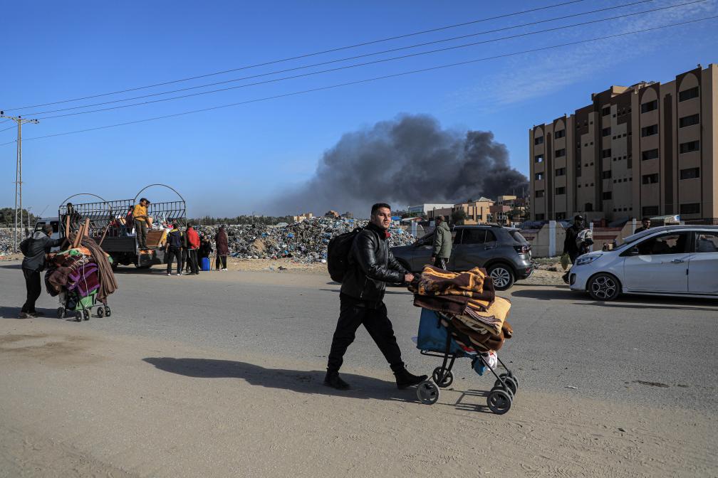 1月22日，在加沙地帶南部城市汗尤尼斯，人們逃離家園。新華社發(fā)（里澤克·阿卜杜勒賈瓦德攝）