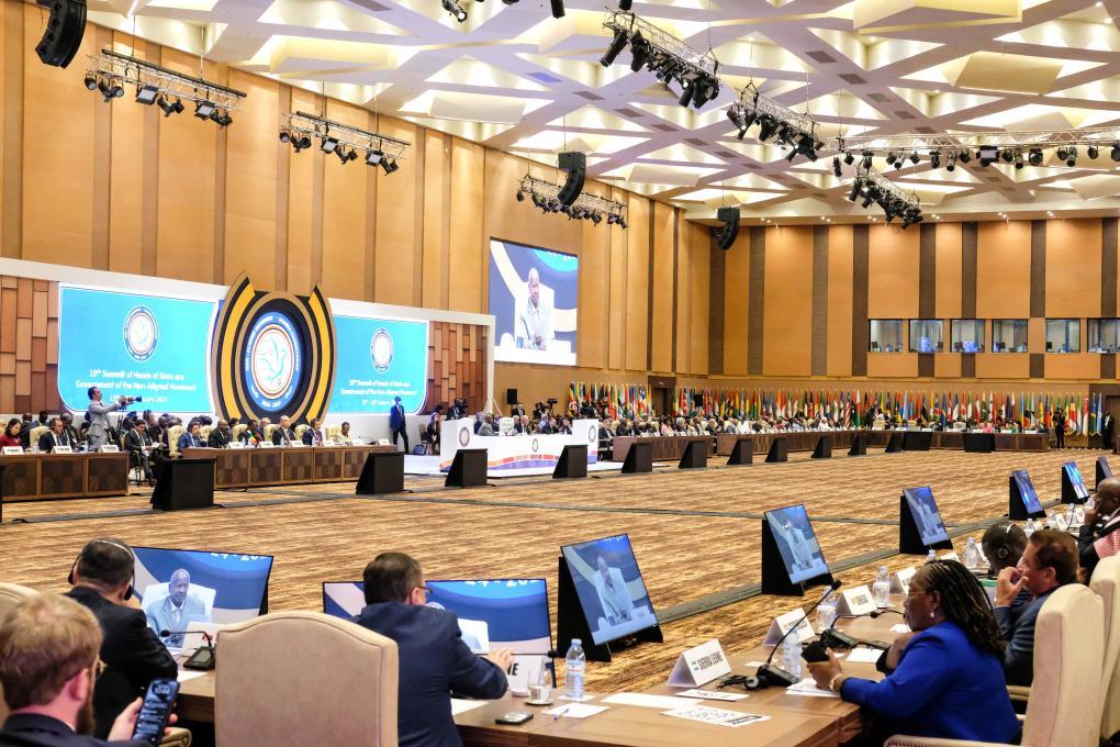 這是1月19日在烏干達(dá)首都坎帕拉拍攝的不結(jié)盟運(yùn)動第19次峰會開幕式現(xiàn)場。新華社發(fā)（阿佳拉·納瓦達(dá)攝）