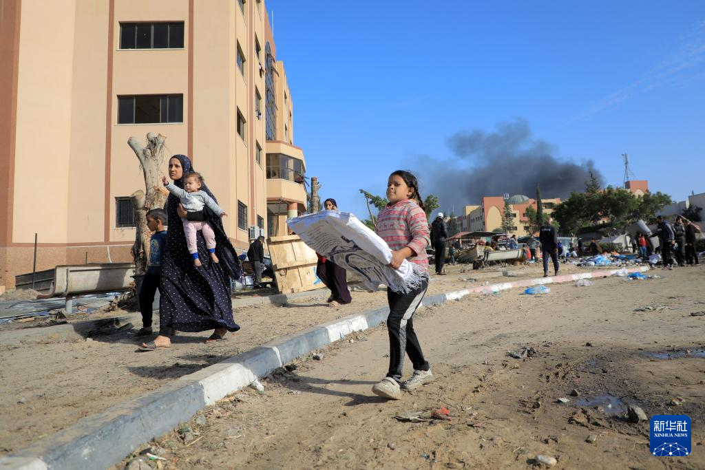 1月22日，加沙地帶南部城市汗尤尼斯遭到以軍攻擊后升起濃煙。新華社發(fā)（里澤克·阿卜杜勒賈瓦德攝）