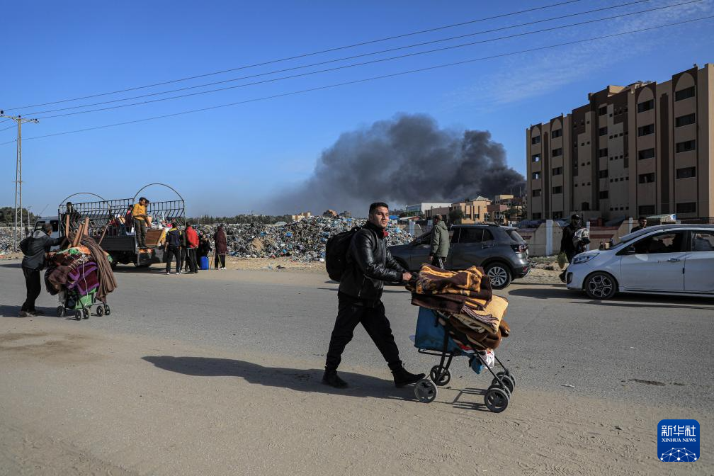 1月22日，在加沙地帶南部城市汗尤尼斯，人們逃離家園。新華社發(fā)（里澤克·阿卜杜勒賈瓦德攝）