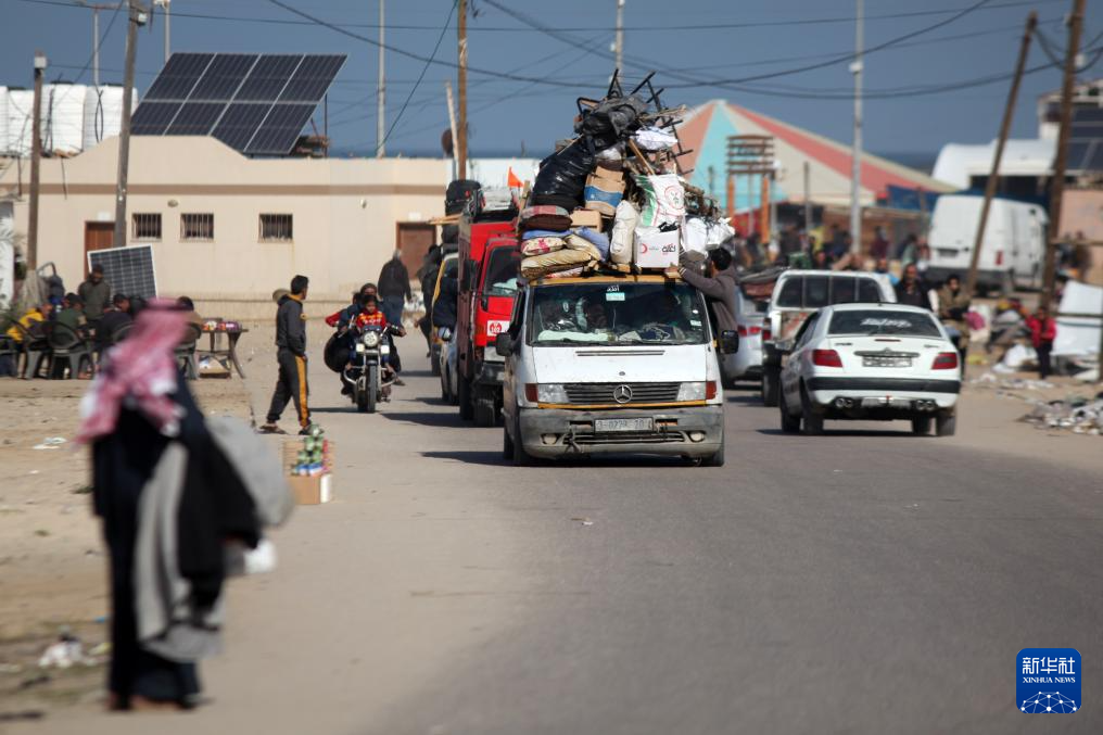1月22日，在加沙地帶南部城市汗尤尼斯，人們逃離家園。新華社發(fā)（里澤克·阿卜杜勒賈瓦德攝）