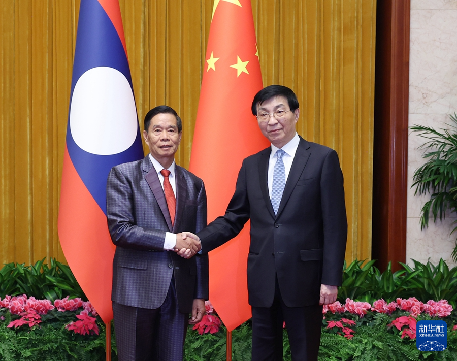 1月22日，中共中央政治局常委、全國政協(xié)主席王滬寧在北京會見老撾人民革命黨中央政治局委員、建國陣線中央委員會主席辛拉馮。新華社記者 王曄 攝