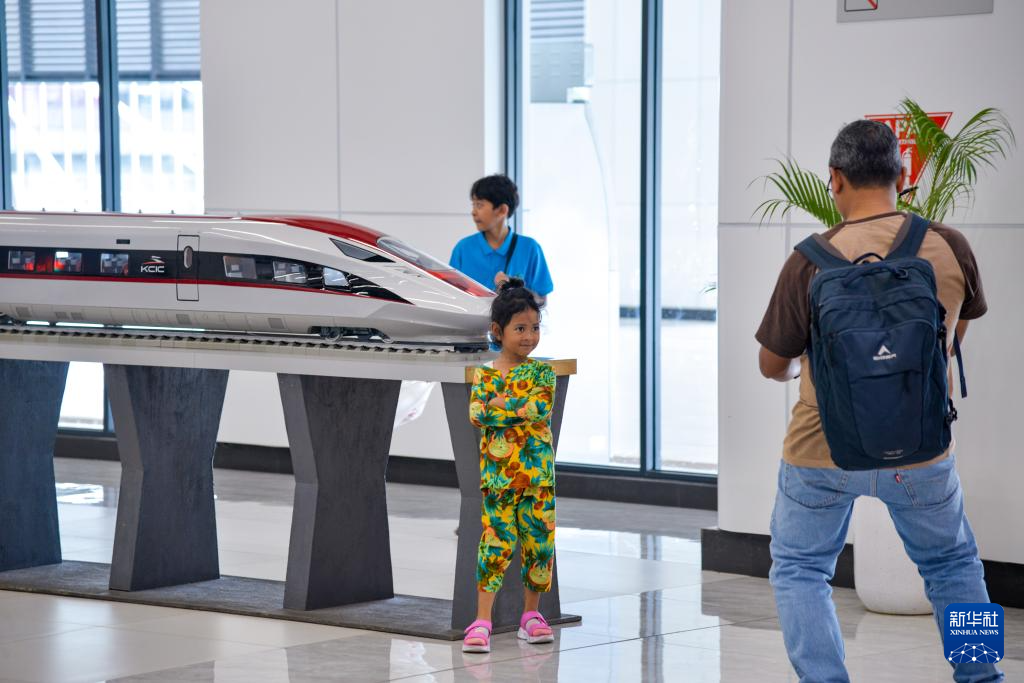 1月24日，在印度尼西亞雅加達(dá)哈利姆站候車大廳，一名小朋友和雅萬高鐵高速動(dòng)車組模型合影。新華社記者 徐欽 攝