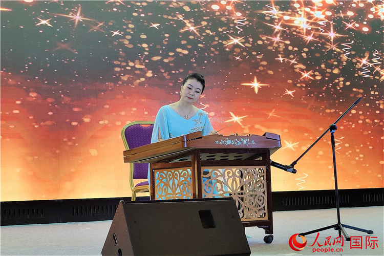 揚琴演奏家劉艮演奏《夢中的婚禮》。人民網(wǎng)記者 于宏建攝