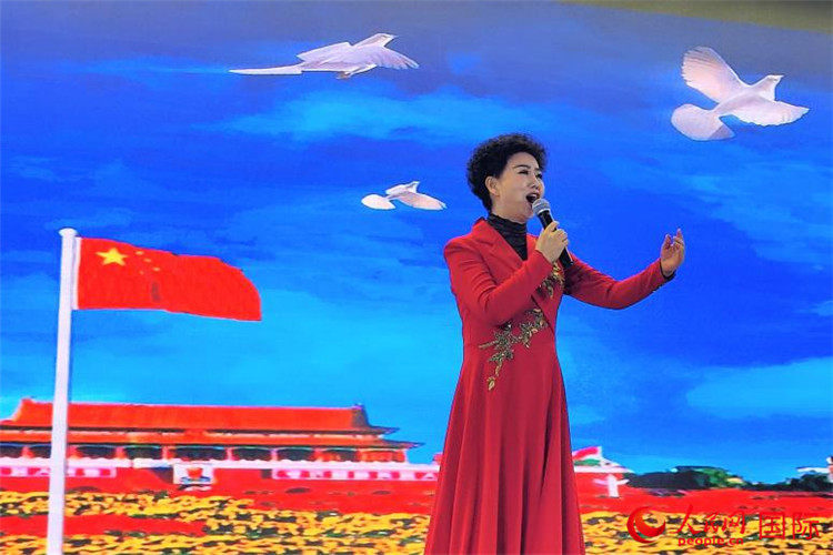 女高音歌唱家、國家一級演員江如虹演唱《我愛你中國》。人民網(wǎng)記者 于宏建攝