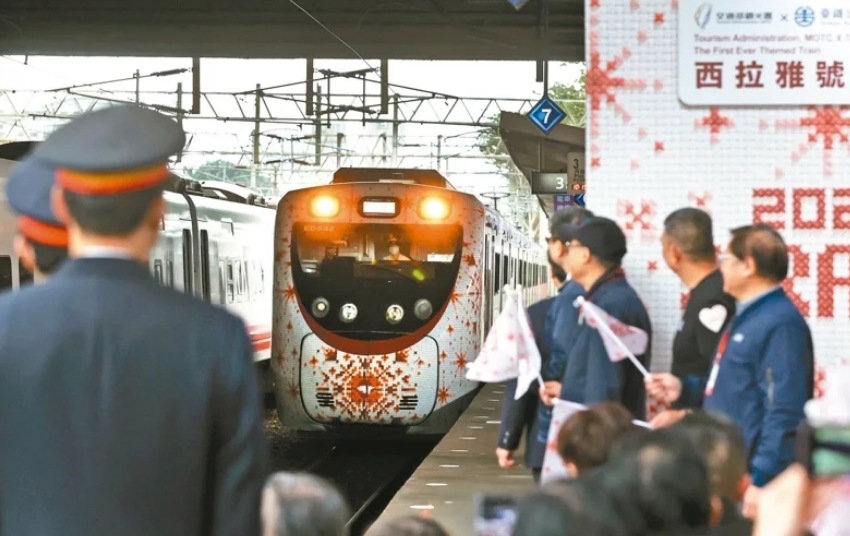 圖為彩繪列車“SIRAYA西拉雅號(hào)”。圖片來(lái)源：臺(tái)灣《聯(lián)合報(bào)》侯永全攝