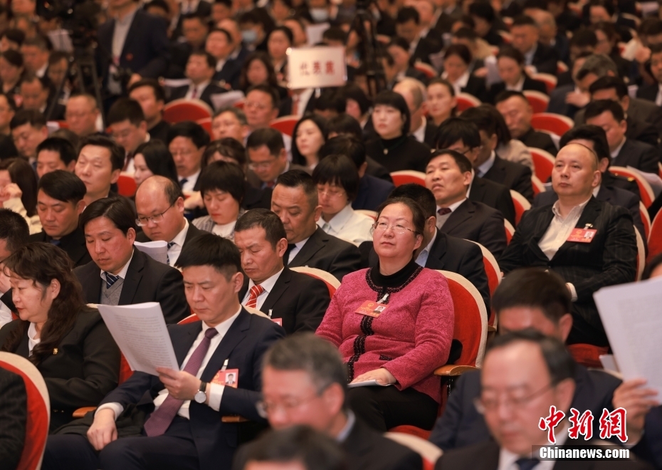 1月23日，安徽省第十四屆人民代表大會第二次會議在合肥開幕。圖為代表委員認真聽取政府工作報告。