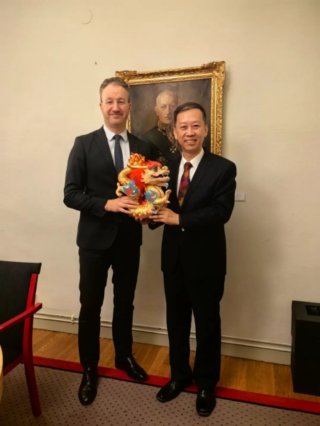 中國(guó)駐瑞典大使崔愛(ài)民（右）會(huì)見(jiàn)瑞典外交部外貿(mào)總司長(zhǎng)嚴(yán)波（左）。中國(guó)駐瑞典大使館供圖