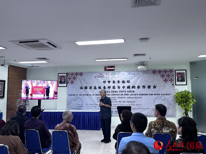 韓高路為與會(huì)嘉賓放映中印尼元首為雅萬(wàn)高鐵正式開通運(yùn)營(yíng)揭幕的場(chǎng)景。人民網(wǎng)記者 曹師韻攝