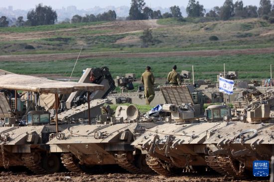 這是1月24日拍攝的加沙邊境以色列一側(cè)的以軍部隊。新華社發(fā)（吉爾·科恩·馬根攝）