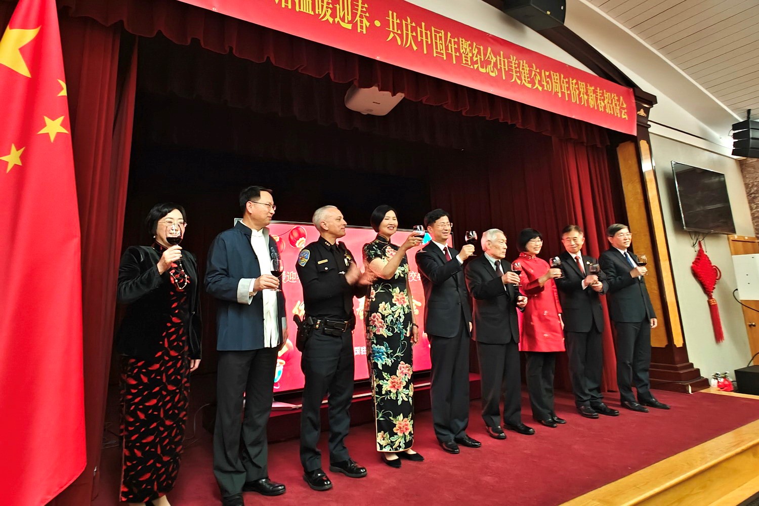 僑胞代表與駐舊金山總領(lǐng)館官員合影。主辦方供圖