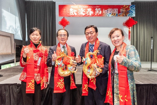 向池田知事、大西市長(zhǎng)贈(zèng)送“歡樂(lè)春節(jié)“吉祥龍。從左到右為魏有美副總領(lǐng)事、池田豊人知事、大西秀人市長(zhǎng)、馬曉琛主任。中國(guó)駐大阪旅游辦事處供圖