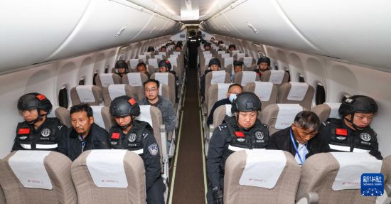 1月30日，白所成、白應(yīng)蒼、魏懷仁、劉正祥、劉正茂、徐老發(fā)等10名緬北重大犯罪嫌疑人在被押解回國(guó)的飛機(jī)上。新華社記者 殷剛 攝