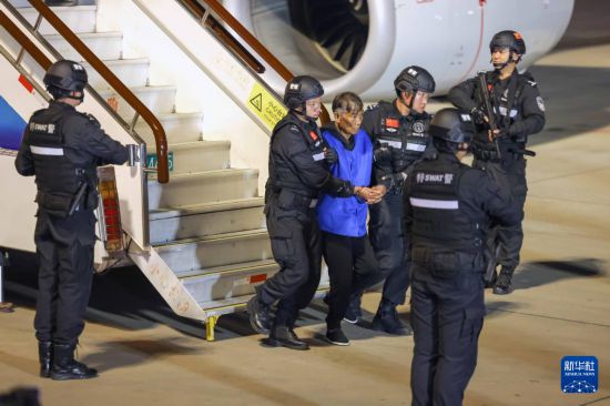 1月30日，在云南昆明長(zhǎng)水機(jī)場(chǎng)，緬北重大犯罪嫌疑人白所成被我公安機(jī)關(guān)成功押解回國(guó)。新華社記者 殷剛 攝