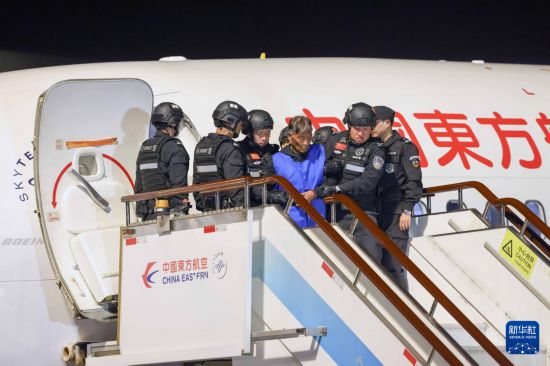 1月30日，在云南昆明長(zhǎng)水機(jī)場(chǎng)，緬北重大犯罪嫌疑人白所成被我公安機(jī)關(guān)成功押解回國(guó)。新華社記者 殷剛 攝