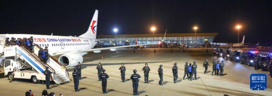 1月30日，在云南昆明長(zhǎng)水機(jī)場(chǎng)，白所成、白應(yīng)蒼、魏懷仁、劉正祥、劉正茂、徐老發(fā)等10名緬北重大犯罪嫌疑人被我公安機(jī)關(guān)成功押解回國(guó)。新華社記者 殷剛 攝