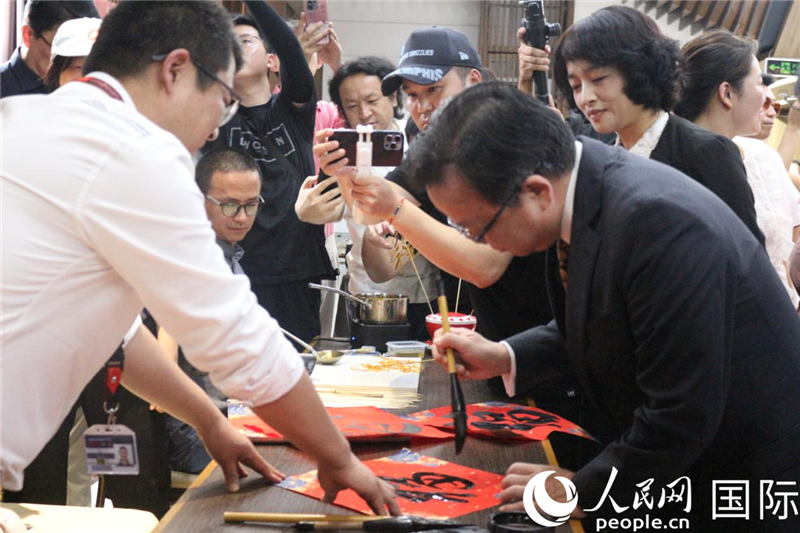 中國駐菲律賓大使黃溪連出席活動(dòng)并與留菲學(xué)子共迎新春。人民網(wǎng)記者樊帆 攝