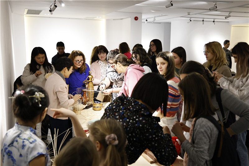 羅馬尼亞觀眾體驗安溪竹藤編技藝。 布加勒斯特中國文化中心供圖