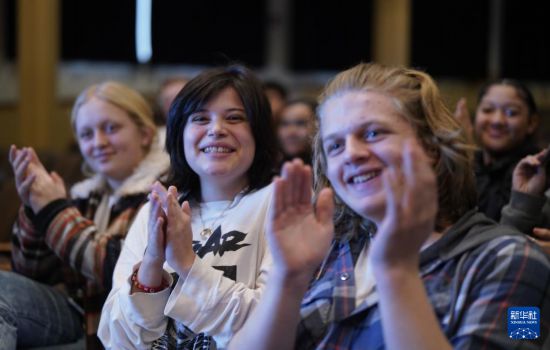 1月30日，在美國華盛頓州塔科馬市林肯中學，將于3月啟程赴華交流的林肯中學12年級學生蒙特塞拉特·羅梅羅-羅查（中）參加美國中學生赴華交流歡送儀式。新華社記者 吳曉凌 攝