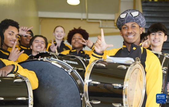 1月30日，在美國華盛頓州塔科馬市林肯中學，學校鼓樂隊準備在美國中學生赴華交流歡送儀式上表演。新華社記者 吳曉凌 攝