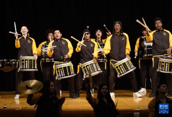 1月30日，在美國華盛頓州塔科馬市林肯中學，學校鼓樂隊在美國中學生赴華交流歡送儀式上表演。新華社記者 吳曉凌 攝