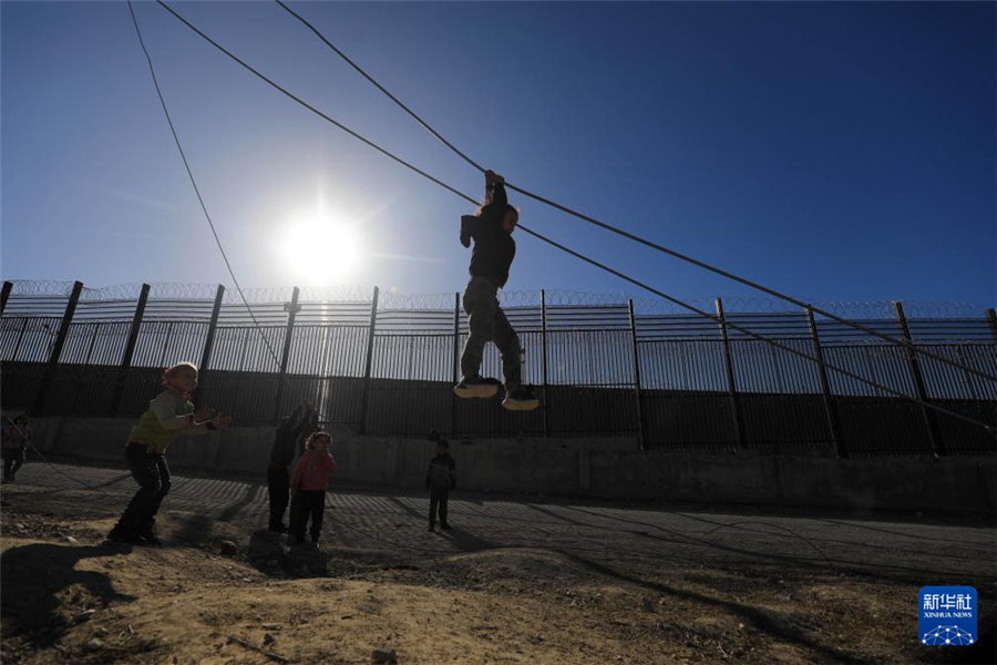 1月31日，在加沙地帶南部城市拉法同埃及邊境地區(qū)，巴勒斯坦兒童在玩耍。新華社發(fā)（亞西爾·庫迪攝）